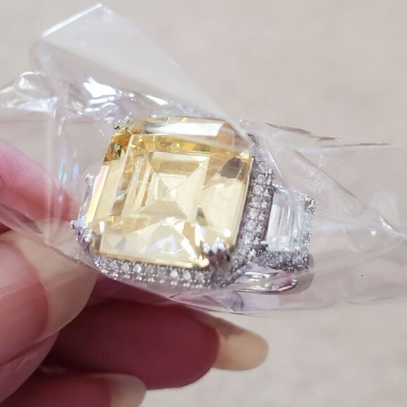 GENEVIVE Sterling Silver Ring with Faceted Cubic Zirconia - Picture 6 of 8